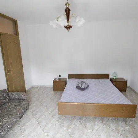 Leo With Pool Apartment Umag
