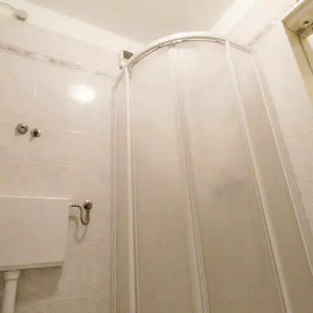 Leo With Pool Umag